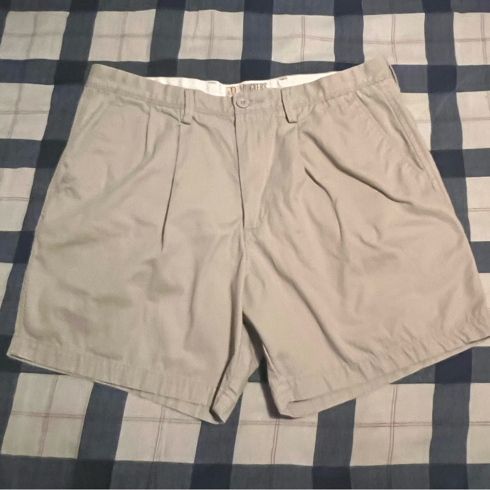DOCKERS Mens Shorts Relaxed Fit Size: 40 Waist Color: Tan 6 1/2” Inseam EUC